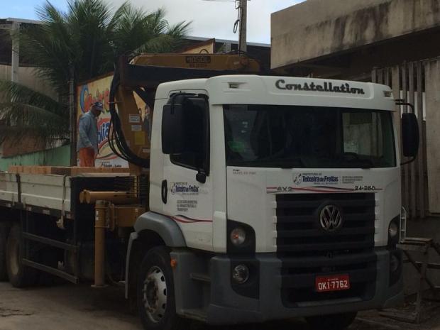 Caminhao da PMTF descarregando material de construcao em obra particular (1)