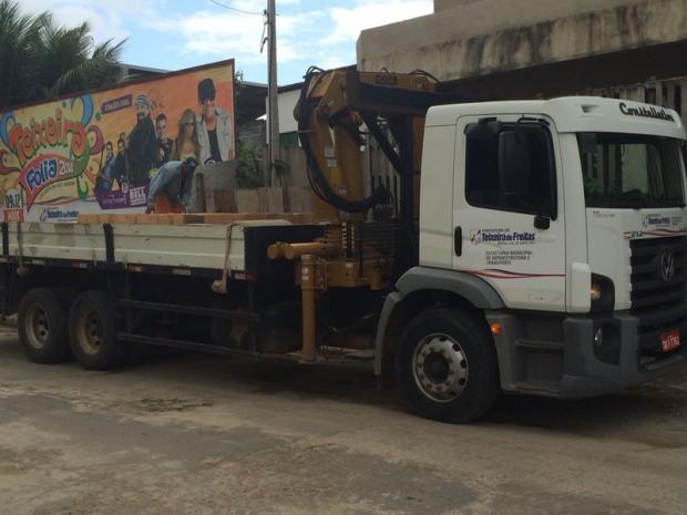 Caminhao da PMTF descarregando material de construcao em obra particular (2)