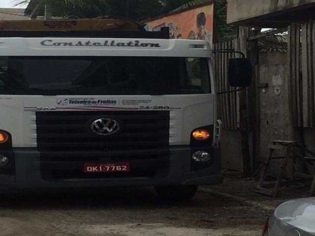 Caminhao da PMTF descarregando material de construcao em obra particular (3)