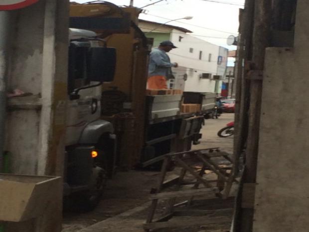 Caminhao da PMTF descarregando material de construcao em obra particular (5)