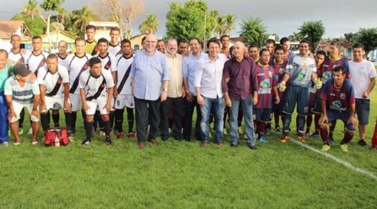 Jadson Ruas entrega campo a comunidade de Barcelona