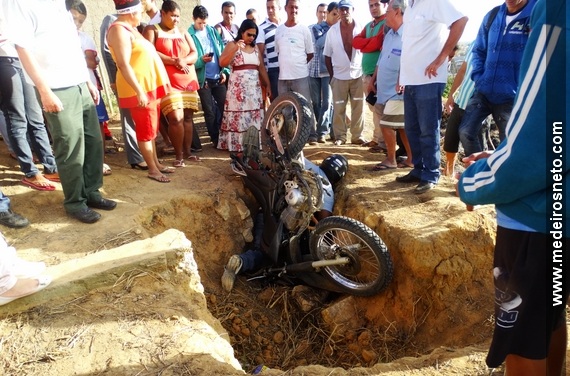 Jose de Araujo Santos morto apos cair em buraco em Medeiros Neto (4)