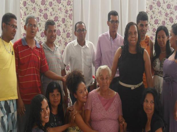 Rosalia Mendes e 13 dos seus filhos