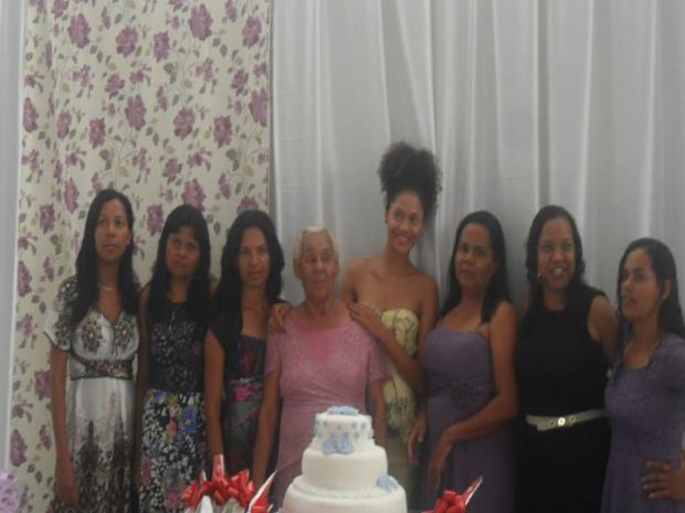 Rosalia Mendes e suas sete filhas