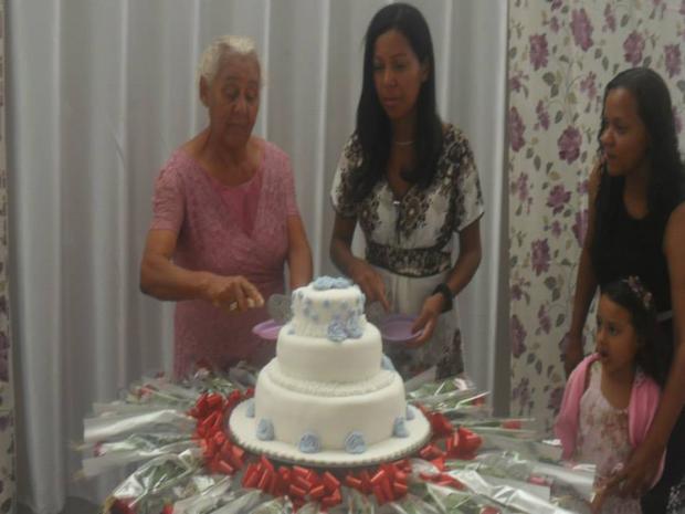Rosalia Mendes partindo o bolo