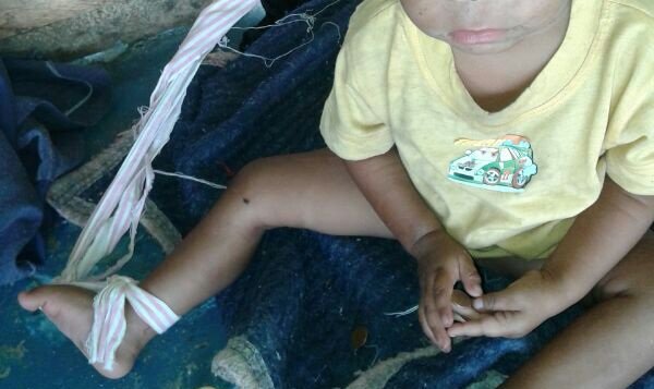 Crianca Indigena amarrada