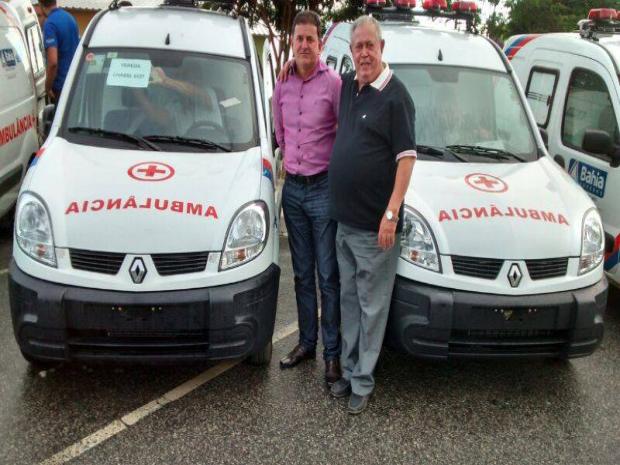 Prefeito de Vereda Dinoel Carvalho e deputado Timoteo Brito na entrega da ambulancia
