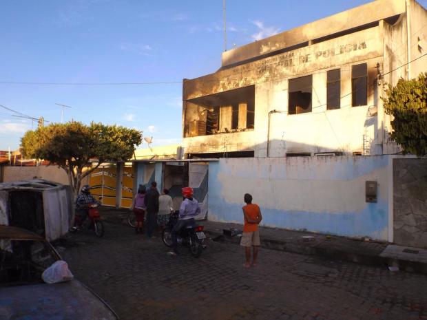 Veiculos e delegacia sao incendiados em Amargosa apos morte de crianca de 1 ano e meio (4)