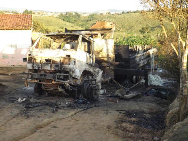 Veiculos e delegacia sao incendiados em Amargosa apos morte de crianca de 1 ano e meio (7)