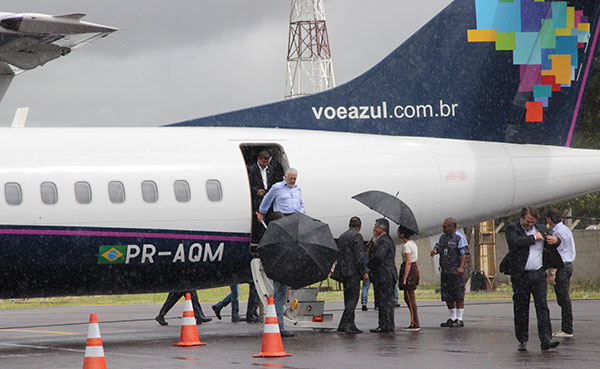 Jaques Wagner descendo do voo inaugural