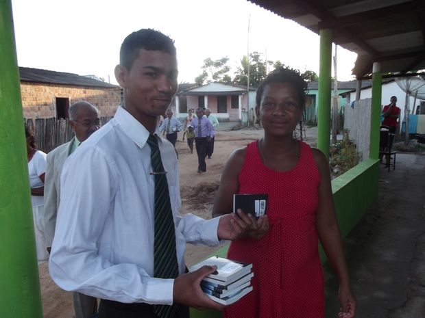 Distribuicao de Biblias em Limeira2