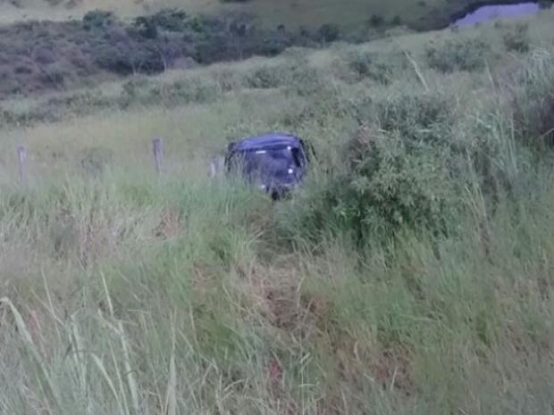 Carro capota na reta