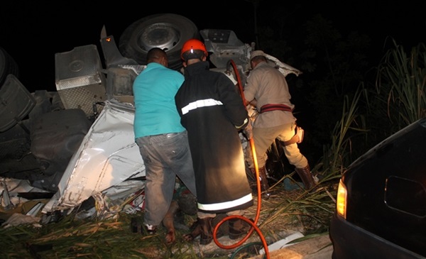 Filho e arremessado e pai morre preso as ferragens em grave acidente na BR 101.2
