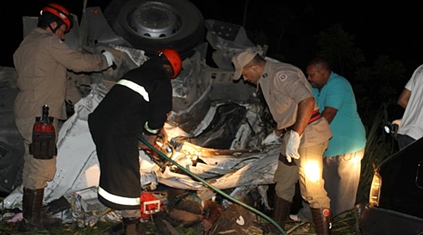 Filho e arremessado e pai morre preso as ferragens em grave acidente na BR 101.3