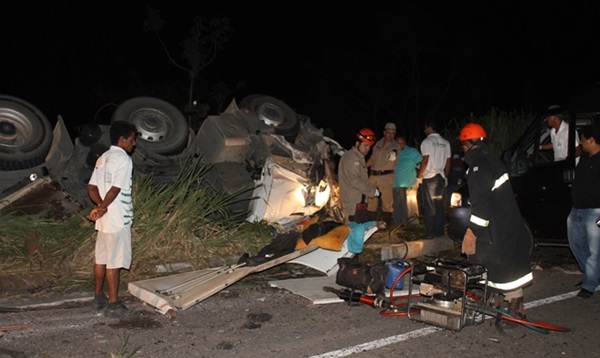 Filho e arremessado e pai morre preso as ferragens em grave acidente na BR 101
