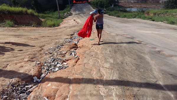 Bandeira do PT sendo queimada na Padre Anchieta2