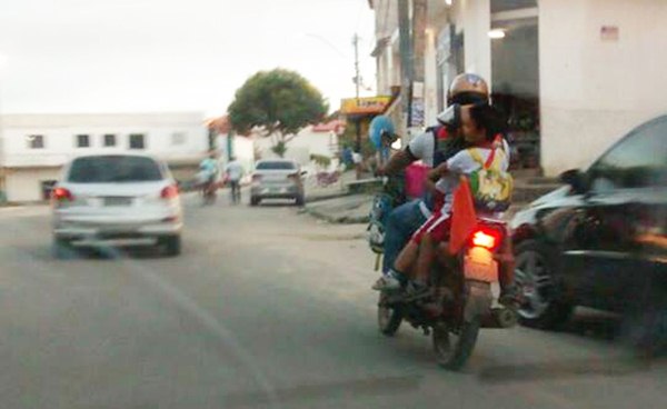mototaxi com crianca sem capacete