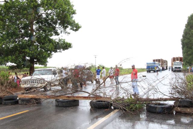 tn_MATERIAL UTILIZADO PARA BLOQUEAR A BR 418  KM 50 EM JUERANA