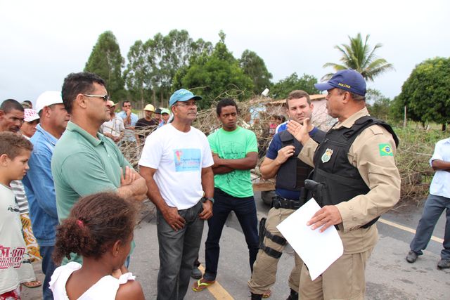 tn_POLICIAIS FEDERAIS DIALOGANDO COM MANIFESTANTES QUE INTERDITARAM A BR 418