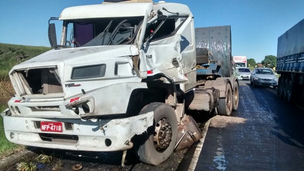 Carreta que chocou com onibus da sao geraldo2