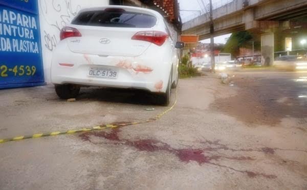 Carro com corpo dentro em Salvador