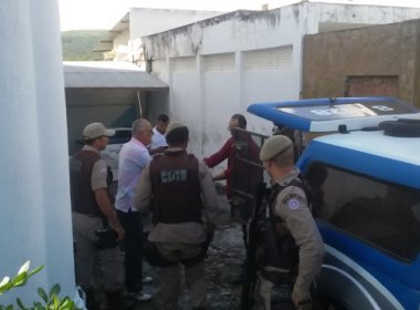 Flavio Alberguaria sendo levado a depor