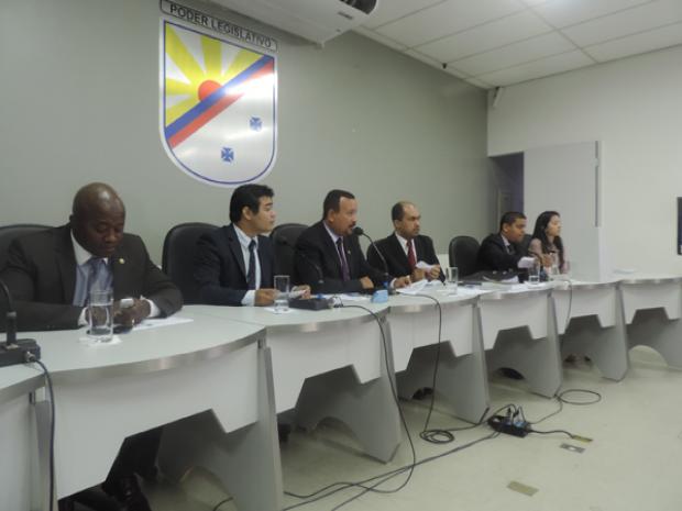 Moradores com bananas na votacao da Camara7