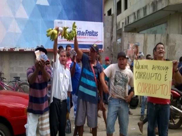 bananas e dinheiro na votacao das contas de Joao Bosco