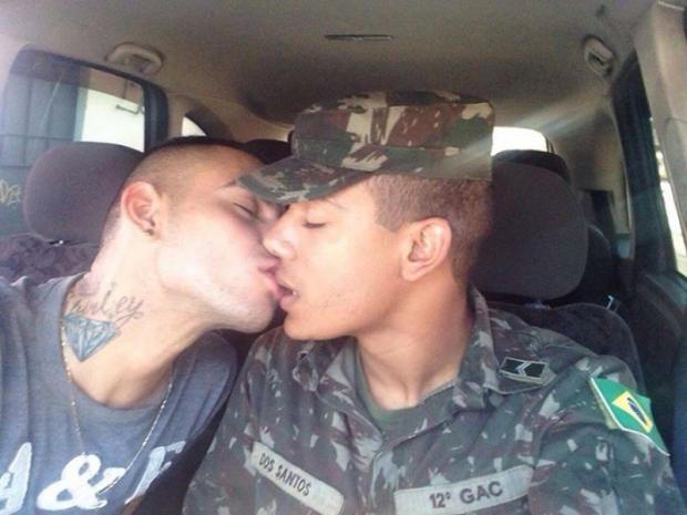 Cabo do exercito em beijo gay