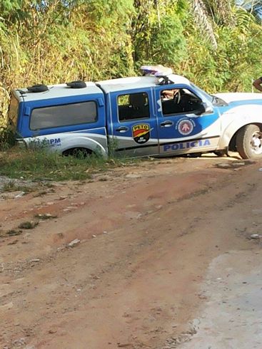 Viatura da PM em buraco no Santa Rita1