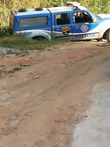 Viatura da PM em buraco no Santa Rita2