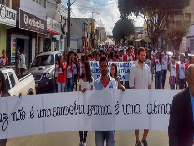 passeata pede paz morte de Ivonaldo Batista