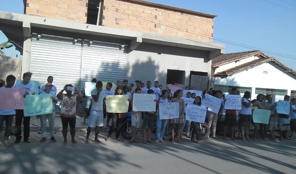 Manifestantes defendem Almir Dutra dos Santos