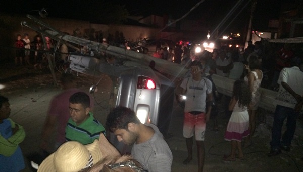 Poste derrubado por carro no Sao Lourenco
