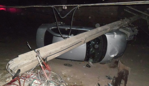 Poste derrubado por carro no Sao Lourenco2