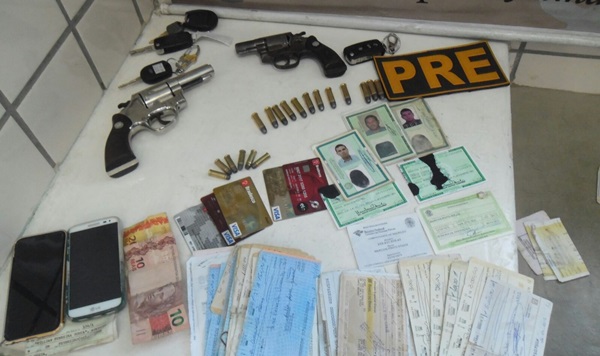 armas e documentos apreendidos