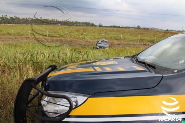 Carro capota na BR-367 e deixa casal ferido (12)