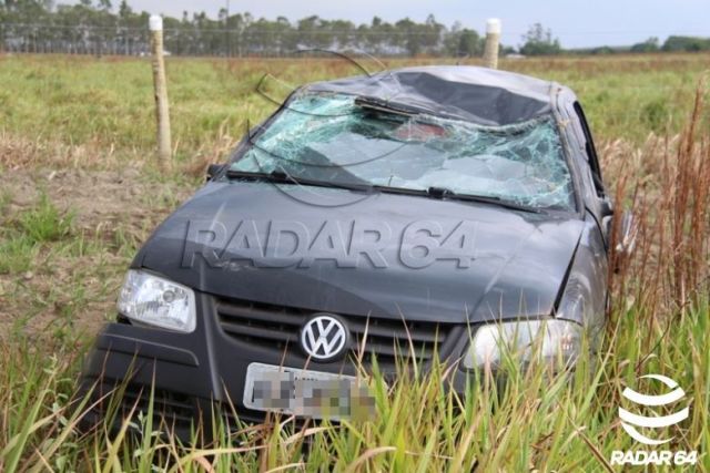 Carro capota na BR-367 e deixa casal ferido (8)