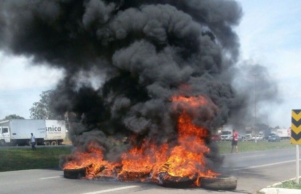 Caminhoneiros protestam em GO