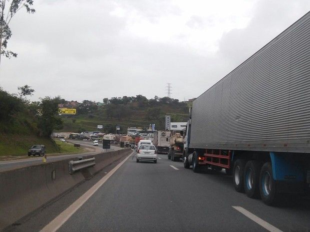 Caminhoneiros protestam em RJ