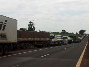 Caminhoneiros protestam em SP