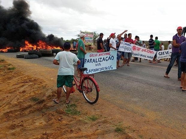 Protesto de caminhoneiros bloqueia BR-407 na Bahia (1)