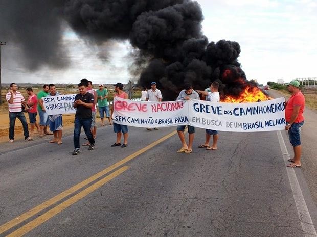 Protesto de caminhoneiros bloqueia BR-407 na Bahia (2)