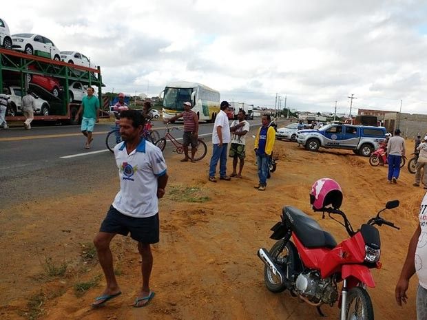 Protesto de caminhoneiros bloqueia BR-407 na Bahia (3)