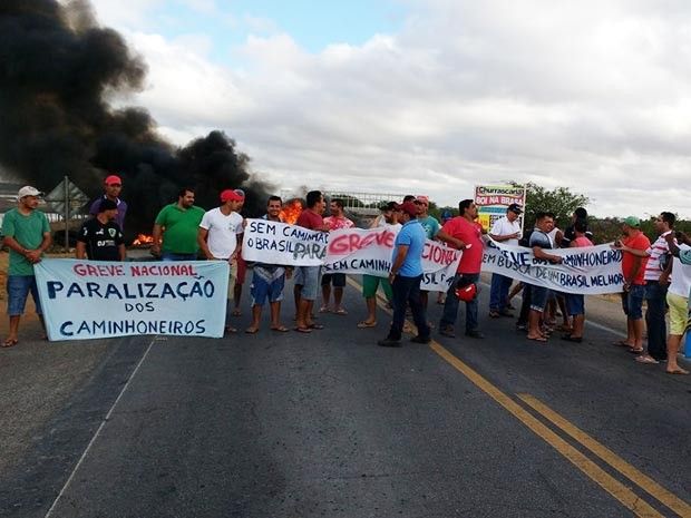 Protesto de caminhoneiros bloqueia BR-407 na Bahia (4)