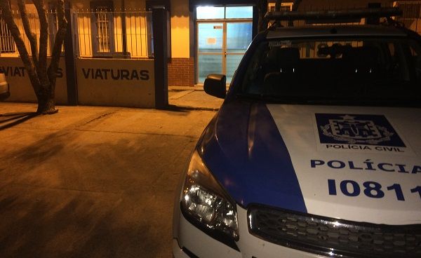 Taxista tem o carro tomado de assalto e consegue fugir de uma tentativa de sequestro