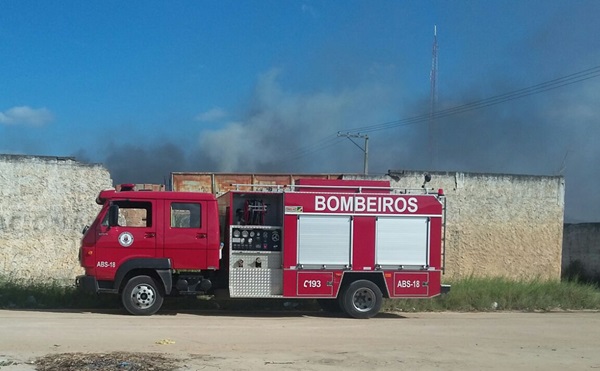 bombeiros controlam chamas em incendio na Coorpin