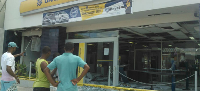 Bandidos explodem banco e atacam sede da PM, no interior da Bahia