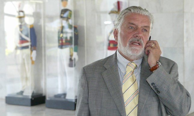 Jaques Wagner telefonando