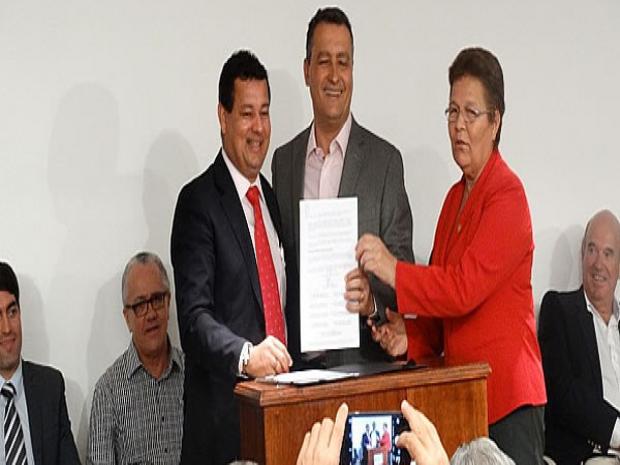 Rui assinando consorcio